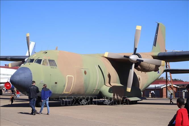 Du khách tham quan và tìm hiểu chiếc máy bay vận tải quân sự hạng trung Transall C-160NG mang lớp sơn ngụy trang đặc trưng được trưng bày tại sự kiện. Ảnh: Hồng Minh - PV TTXVN tại Nam Phi