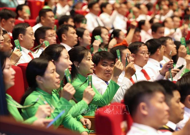 Các đại biểu biểu quyết thông qua danh sách Ban thẩm tra tư cách đại biểu. Ảnh: Hoàng Hiếu - TTXVN