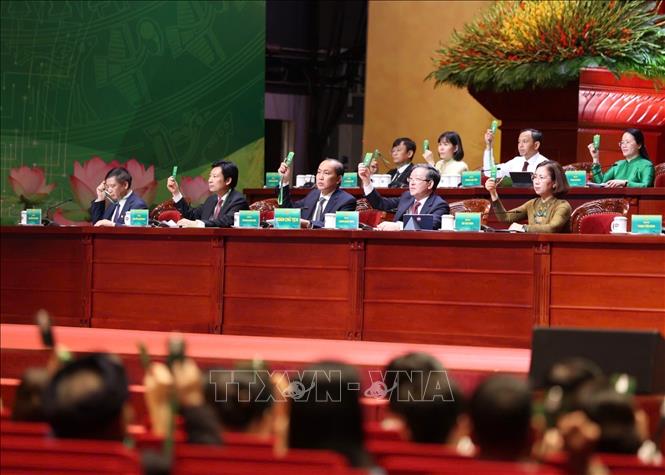 Đoàn Chủ tịch biểu quyết thông qua Chương trình Đại hội. Ảnh: Hoàng Hiếu - TTXVN