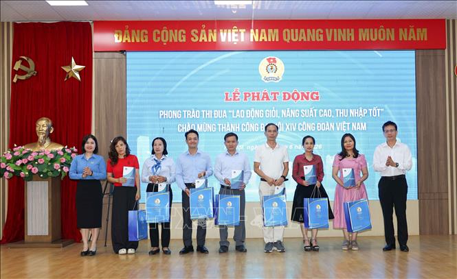 Công đoàn Giáo dục Việt Nam trao tặng quà cho các đồng chí cán bộ, nhà giáo, người lao động thuộc ngành có hoàn cảnh khó khăn nhưng đã kiên cường, mạnh mẽ vươn lên, cố gắng hoàn thành xuất sắc nhiệm vụ được giao. Ảnh: Thanh Tùng - TTXVN 