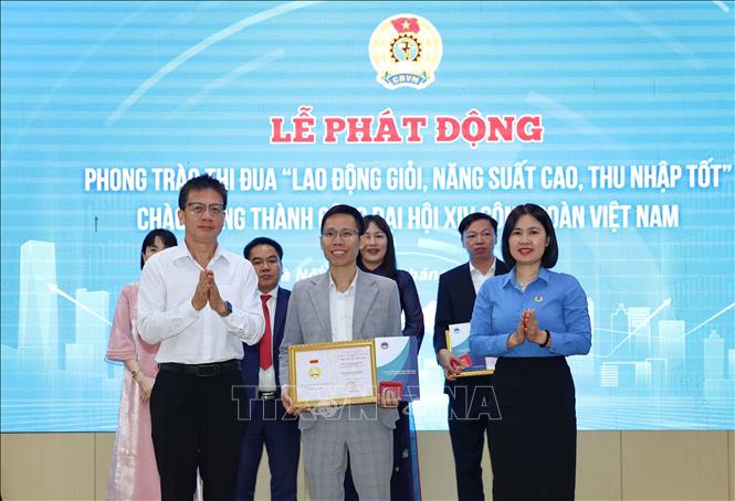Trao Bằng Lao động sáng tạo của Tổng Liên đoàn Lao động Việt Nam cho các cá nhân đã đạt danh hiệu Lao động sáng tạo trong phong trào thi đua yêu nước. Ảnh: Thanh Tùng - TTXVN 