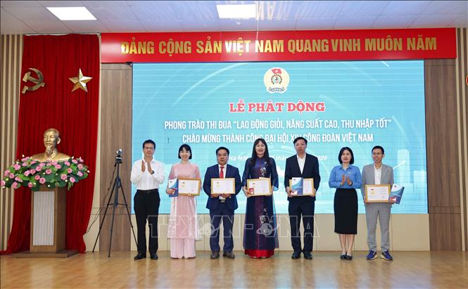 Trao Bằng Lao động sáng tạo của Tổng Liên đoàn Lao động Việt Nam cho các cá nhân đã đạt danh hiệu Lao động sáng tạo trong phong trào thi đua yêu nước. Ảnh: Thanh Tùng - TTXVN 