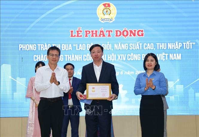 Trao Bằng Lao động sáng tạo của Tổng Liên đoàn Lao động Việt Nam cho các cá nhân đã đạt danh hiệu Lao động sáng tạo trong phong trào thi đua yêu nước. Ảnh: Thanh Tùng - TTXVN 