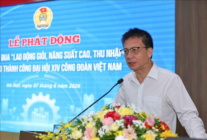 Đồng chí Nguyễn Ngọc Ân – Ủy viên Ban Chấp hành Đảng bộ Bộ Giáo dục và Đào tạo, Ủy viên Ban Thường vụ Tổng Liên đoàn Lao động Việt Nam, Chủ tịch Công đoàn Giáo dục Việt Nam phát biểu hưởng ứng phong trào thi đua. Ảnh: Thanh Tùng - TTXVN 