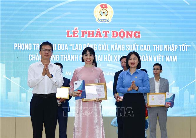 Trao Bằng Lao động sáng tạo của Tổng Liên đoàn Lao động Việt Nam cho các cá nhân đã đạt danh hiệu Lao động sáng tạo trong phong trào thi đua yêu nước. Ảnh: Thanh Tùng - TTXVN 