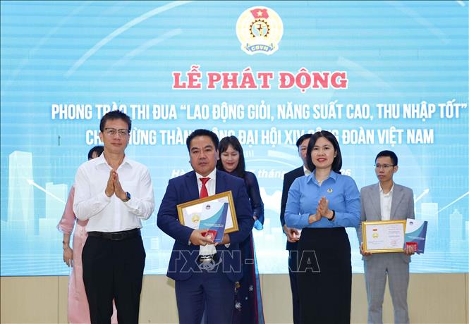 Trao Bằng Lao động sáng tạo của Tổng Liên đoàn Lao động Việt Nam cho các cá nhân đã đạt danh hiệu Lao động sáng tạo trong phong trào thi đua yêu nước. Ảnh: Thanh Tùng - TTXVN 