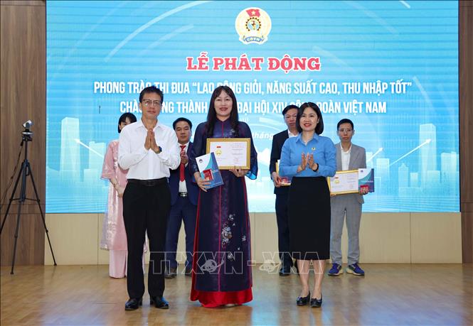 Trao Bằng Lao động sáng tạo của Tổng Liên đoàn Lao động Việt Nam cho các cá nhân đã đạt danh hiệu Lao động sáng tạo trong phong trào thi đua yêu nước. Ảnh: Thanh Tùng - TTXVN