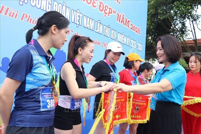 Ban tổ chức trao giải cho các vận động viên nữ đoạt giải ba. Ảnh: Mạnh Minh - TTXVN