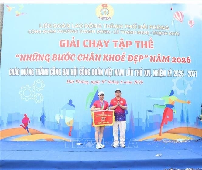 Ban tổ chức trao giải nhất nữ cho vận động viên Tống Thị Hồng, Công ty TNHH Đức Trung Nhật. Ảnh: Mạnh Minh - TTXVN