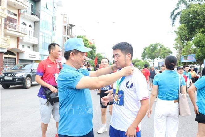 Trao huy chương cho vận động viên hoàn thành cuộc đua. Ảnh: Mạnh Minh – TTXVN