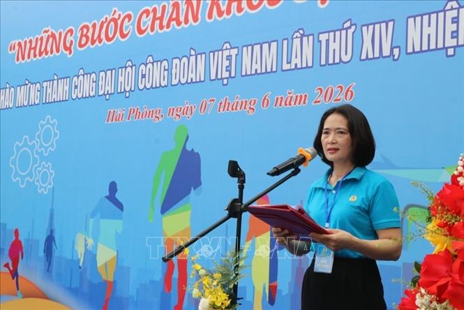 Bà Hồ Thị Hiên, Chủ tịch Công đoàn phường Thành Đông phát biểu khai mạc giải chạy. Ảnh: Mạnh Minh - TTXVN