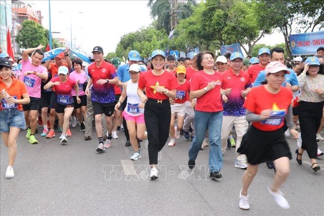 Các đại biểu lãnh đạo Liên đoàn Lao động thành phố Hải Phòng và lãnh đạo các phường Thành Đông, Thạch Khôi, Lê Thanh Nghị chạy hưởng ứng cùng các vận động viên. Ảnh: Mạnh Minh - TTXVN
