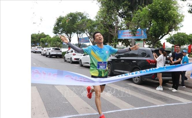 Vận động viên Hoàng Văn Thiệp, Công ty Cổ phần Quê hương về đích đầu tiên. Ảnh: Mạnh Minh - TTXVN