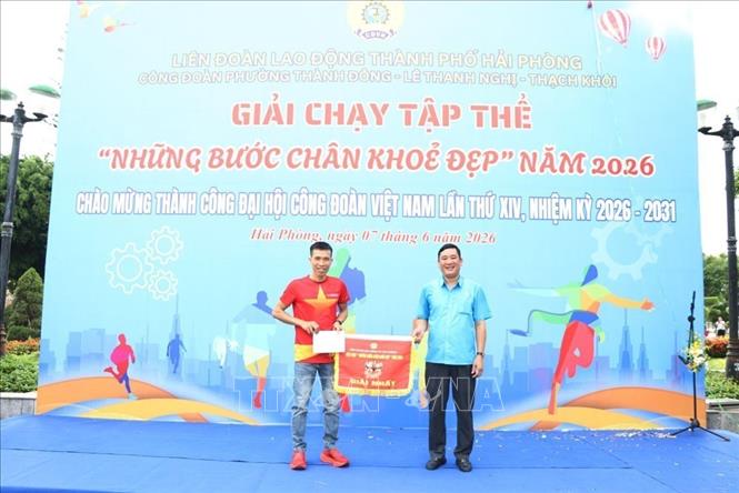 Ban tổ chức trao giải nhất nam cho vận động viên Hoàng Văn Thiệp, Công ty Cổ phần Quê hương. Ảnh: Mạnh Minh - TTXVN