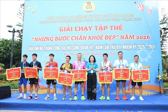 Ban tổ chức trao giải cho các vận động viên nam đoạt giải ba. Ảnh: Mạnh Minh - TTXVN