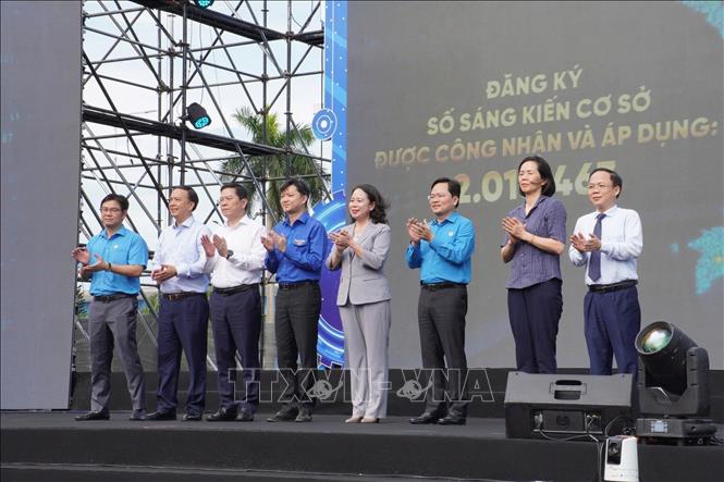 Lan tỏa mạnh mẽ phong trào “Lao động giỏi, năng suất cao, thu nhập tốt” tại điểm cầu Khu công nghiệp Thăng Long, xã Thiên Lộc, thành phố Hà Nội. Ảnh: Hùng Mạnh - TTXVN.