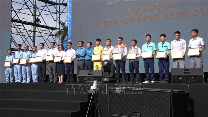 Ban tổ chức trao tặng Bằng Lao động sáng tạo đồng loạt tại 51 điểm cầu trên toàn quốc. Ảnh: Hùng Mạnh - TTXVN.