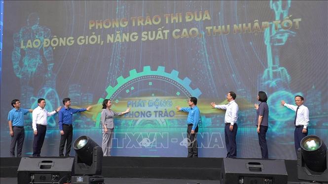 Các đại biểu thực hiện nghi thức phát động Phong trào thi đua “Lao động giỏi, năng suất cao, thu nhập tốt