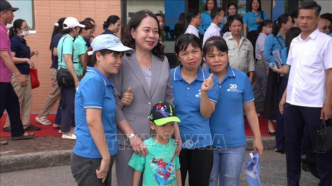 Phó Chủ tịch nước Võ Thị Ánh Xuân chụp hình lưu niệm cùng công nhân Khu công nghiệp Thăng Long. Ảnh: Hùng Mạnh - TTXVN.