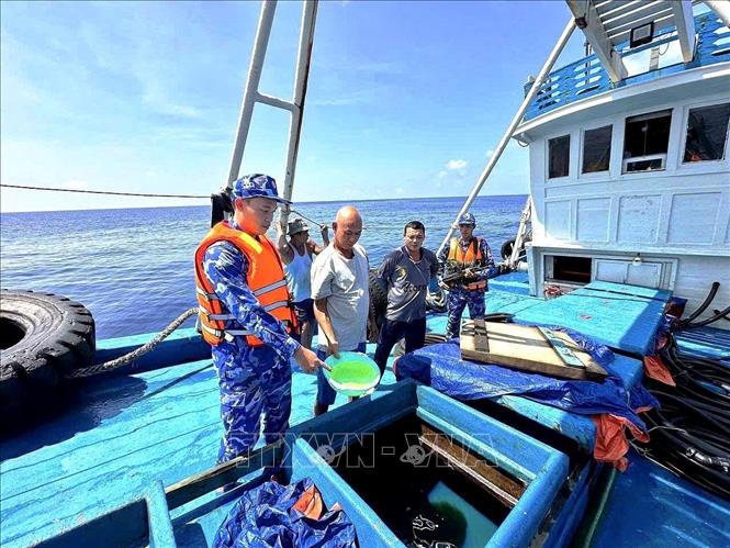 Lực lượng chức năng Bộ Tư lệnh Vùng Cảnh sát biển 4 niêm phong hàng hóa trên tàu ĐT 93734 TS. Ảnh: Đức Thái -TTXVN phát.