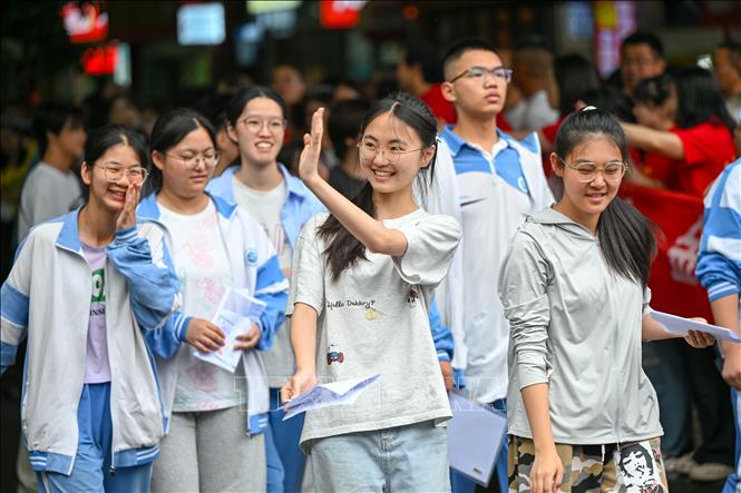 Thí sinh tham gia kỳ thi đại học tại tỉnh Quý Châu, Trung Quốc, ngày 7/6/2026. Ảnh: THX/TTXVN