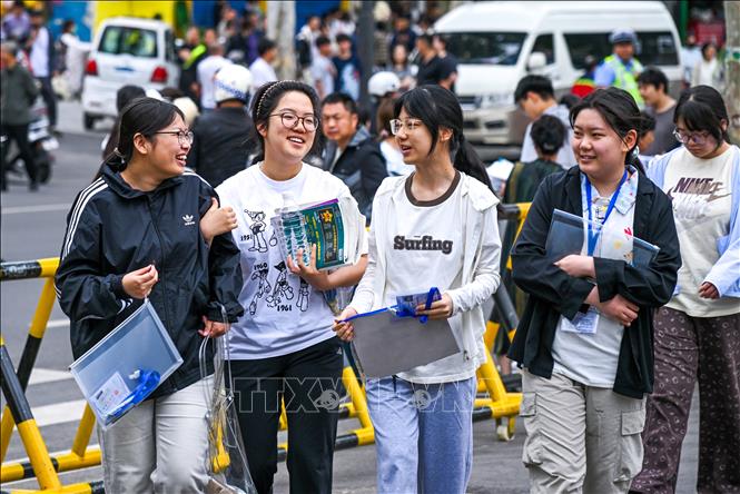 Thí sinh tham gia kỳ thi đại học tại tỉnh Thiểm Tây, Trung Quốc, ngày 7/6/2026. Ảnh: THX/TTXVN