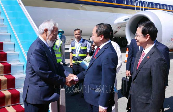 Bộ trưởng Bộ Khoa học và Công nghệ Vũ Hải Quân đón Thủ tướng Timor-Leste Kay Rala Xanana Gusmão tại sân bay quốc tế Nội Bài (Hà Nội). Ảnh: Phạm Kiên - TTXVN