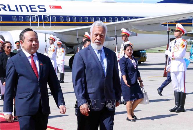 Bộ trưởng Bộ Khoa học và Công nghệ Vũ Hải Quân đón Thủ tướng Timor-Leste Kay Rala Xanana Gusmão tại sân bay quốc tế Nội Bài (Hà Nội). Ảnh: Phạm Kiên - TTXVN