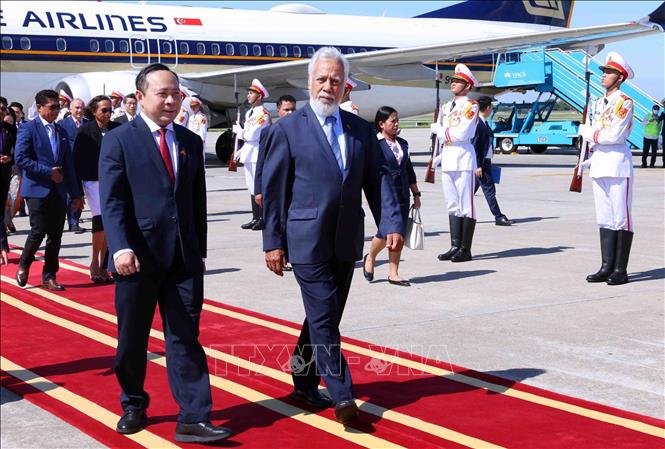 Bộ trưởng Bộ Khoa học và Công nghệ Vũ Hải Quân đón Thủ tướng Timor-Leste Kay Rala Xanana Gusmão tại sân bay quốc tế Nội Bài (Hà Nội). Ảnh: Phạm Kiên - TTXVN