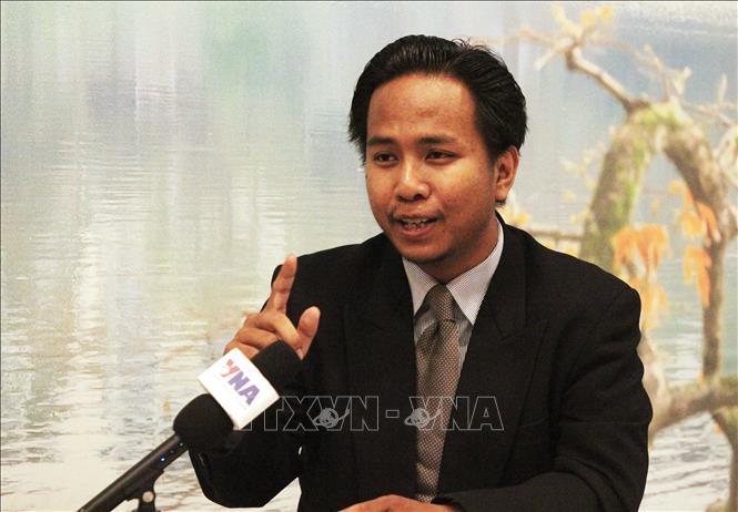 Thạc sĩ Him Raksmey - chuyên gia phân tích các vấn đề khu vực tại Phnom Penh, Giám đốc điều hành Trung tâm Nghiên cứu các vấn đề khu vực của Campuchia (CCRS) - trả lời phỏng vấn TTXVN về Diễn đàn Tương lai ASEAN lần thứ 3 theo sáng kiến của Việt Nam. Ảnh: Minh Hưng – PV TTXVN tại Campuchia.