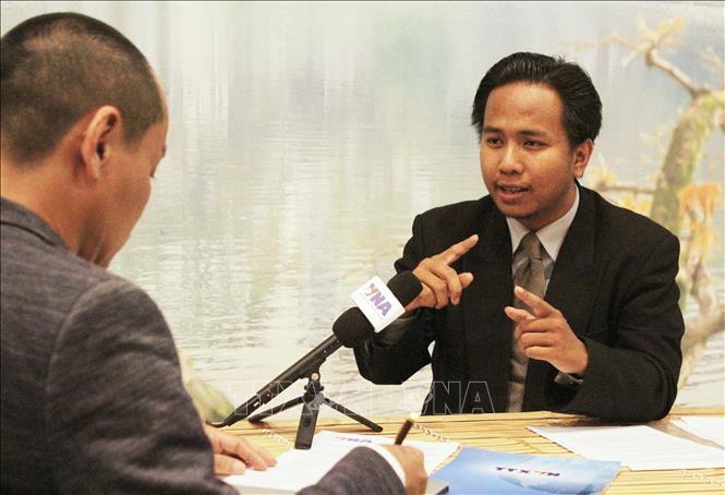 Thạc sĩ Him Raksmey, Giám đốc điều hành Trung tâm Nghiên cứu các vấn đề khu vực của Campuchia (CCRS), trả lời phỏng vấn phóng viên TTXVN thường trú tại Phnom Penh. Ảnh: Minh Hưng – PV TTXVN tại Campuchia