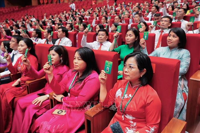 Các đại biểu biểu quyết thông qua Điều lệ, Quy chế bầu cử tại Đại hội. Ảnh: Lê Đông - TTXVN