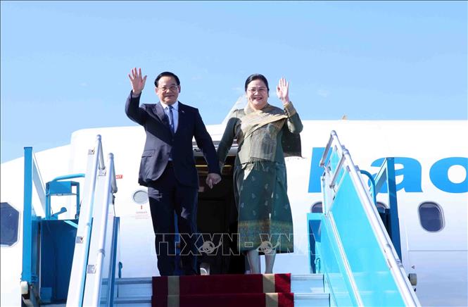 Thủ tướng Lào Sonexay Siphandone và Phu nhân đến Hà Nội, bắt đầu thăm chính thức Việt Nam và tham dự Diễn đàn Tương lai ASEAN lần thứ ba. Ảnh: Phạm Kiên – TTXVN