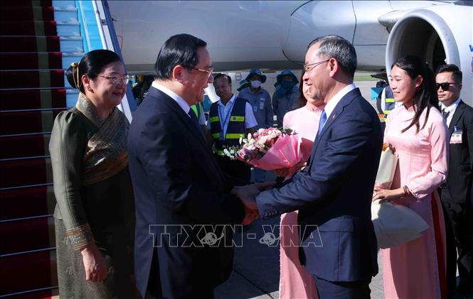 Bộ trưởng Bộ Tài chính Ngô Văn Tuấn đón Thủ tướng Lào Sonexay Siphandone và Phu nhân tại Sân bay quốc tế Nội Bài. Ảnh: Phạm Kiên – TTXVN