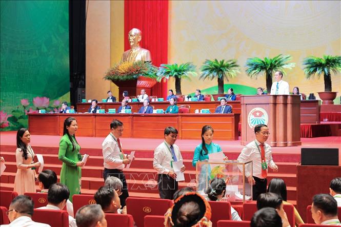 Các đại biểu bỏ phiếu bầu Ban Chấp hành Hội Nông dân Việt Nam khoá IX. Ảnh: Lê Đông - TTXVN