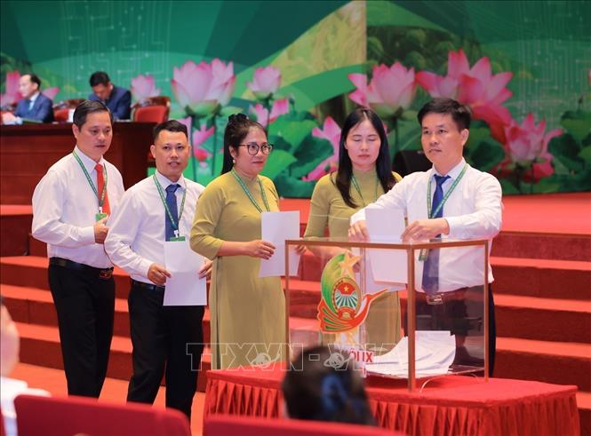 Các đại biểu bỏ phiếu bầu Ban Chấp hành Hội Nông dân Việt Nam khoá IX. Ảnh: Hoàng Hiếu - TTXVN
