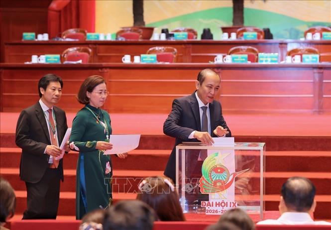 Các đại biểu bỏ phiếu bầu Ban Chấp hành Hội Nông dân Việt Nam khoá IX. Ảnh: Hoàng Hiếu - TTXVN