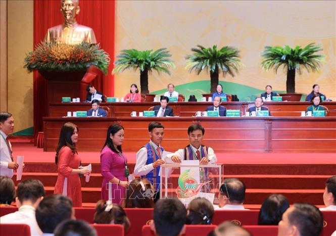 Các đại biểu bỏ phiếu bầu Ban Chấp hành Hội Nông dân Việt Nam khoá IX. Ảnh: Hoàng Hiếu - TTXVN