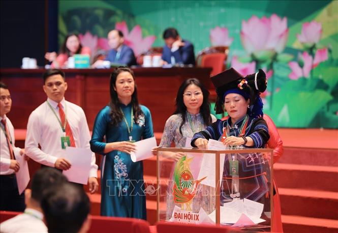 Các đại biểu bỏ phiếu bầu Ban Chấp hành Hội Nông dân Việt Nam khoá IX. Ảnh: Hoàng Hiếu - TTXVN