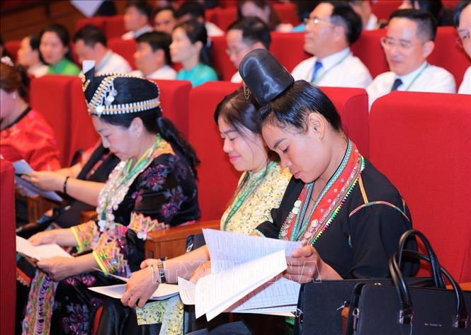 Các đại biểu tìm hiểu thông tin trước khi bỏ phiếu bầu Ban Chấp hành Hội Nông dân Việt Nam khoá IX. Ảnh: Hoàng Hiếu - TTXVN