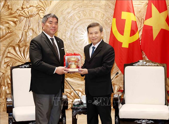 Trưởng Ban Nội chính Trung ương Lê Minh Trí tặng quà lưu niệm Phó Chủ tịch Đảng Dân chủ Thái Lan (DEM) Isra Sunthornvut. Ảnh: Phương Hoa - TTXVN