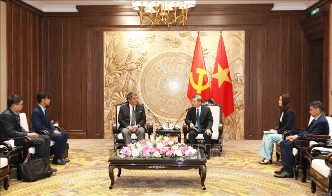 Trưởng Ban Nội chính Trung ương Lê Minh Trí tiếp Phó Chủ tịch Đảng Dân chủ Thái Lan (DEM) Isra Sunthornvut. Ảnh: Phương Hoa - TTXVN