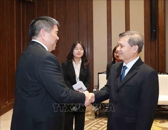 Trưởng Ban Nội chính Trung ương Lê Minh Trí tiếp Phó Chủ tịch Đảng Dân chủ Thái Lan (DEM) Isra Sunthornvut. Ảnh: Phương Hoa - TTXVN