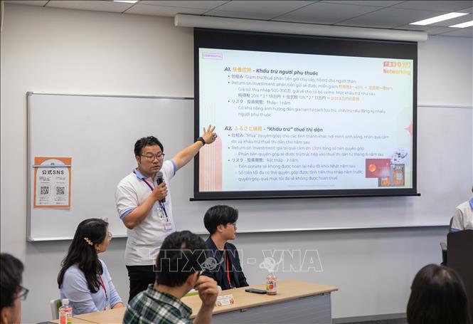 Chủ tịch VPJ - Thạc sĩ Ngô Hà Anh chia sẻ về kinh nghiệm quản lý tài chính cá nhân. Ảnh: Xuân Giao - PV TTXVN tại Nhật Bản