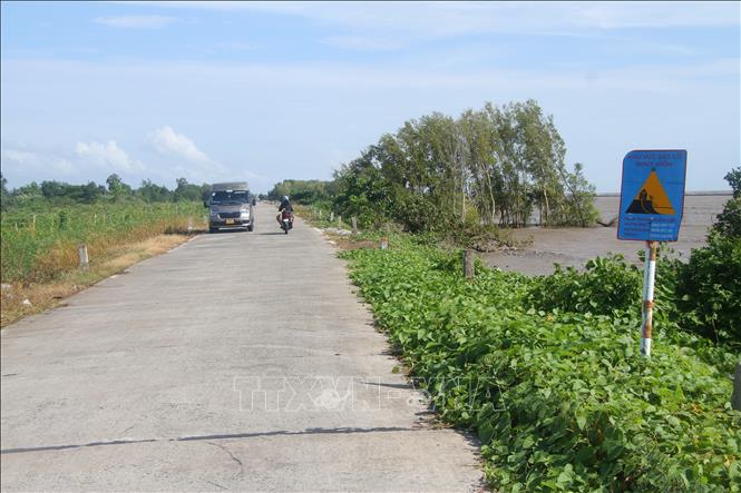 Các phương tiện di chuyển trên tuyến đê biển Tây, đoạn qua xã Đá Bạc (tỉnh Cà Mau). Ảnh: Chanh Đa-TTXVN
