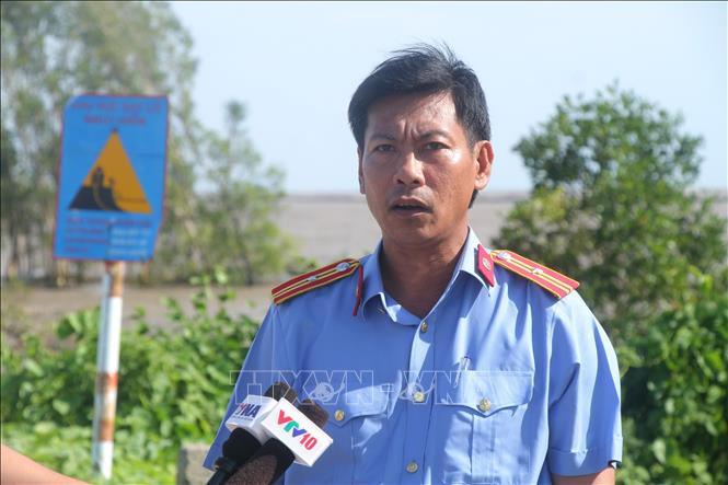 Ông Bùi Quốc Nam, Phó hạt trưởng Quản lý đê điều biển Tây (Chi cục Thủy lợi tỉnh Cà Mau) mong muốn các bộ, ngành Trung ương và các cấp sớm quan tâm đầu tư, phân bổ ngân sách để hoàn thiện tuyến đê kè cho đê biển Tây. Ảnh: Chanh Đa-TTXVN