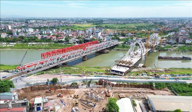 Dự kiến vào tháng 9/2026, khi cầu Đuống mới đi vào hoạt động, Hà Nội dự kiến tháo dỡ cầu Đuống cũ. Việc phá dỡ cây cầu hơn 120 năm tuổi này nhằm khơi thông nút thắt giao thông thủy và hoàn thiện hạ tầng kết nối khu vực phía Đông Bắc Thủ đô. Ảnh: Quốc Khánh - TTXVN