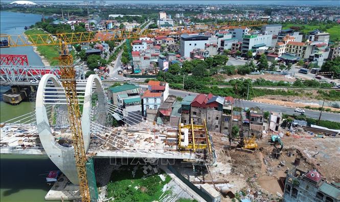 Đường dẫn lên cầu đường bộ phía đường Hà Huy Tập với đường Phan Đăng Lưu (xã Phù Đổng) đang được nhà thầu đẩy nhanh tiến độ thi công sau khoảng thời gian dài vướng mặt bằng sạch. Ảnh: Quốc Khánh - TTXVN