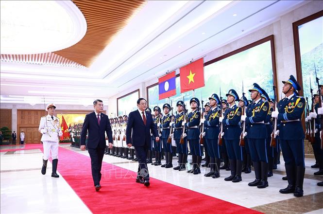 Thủ tướng Lê Minh Hưng và Thủ tướng Lào Sonexay Siphandone duyệt Đội danh dự Quân đội nhân dân Việt Nam. Ảnh: Dương Giang – TTXVN