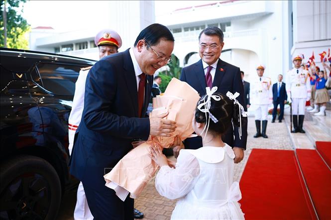 Thiếu nhi Thủ đô tặng hoa chào mừng Thủ tướng Lào Sonexay Siphandone thăm chính thức Việt Nam và tham dự Diễn đàn Tương lai ASEAN lần thứ ba. Ảnh: Dương Giang – TTXVN